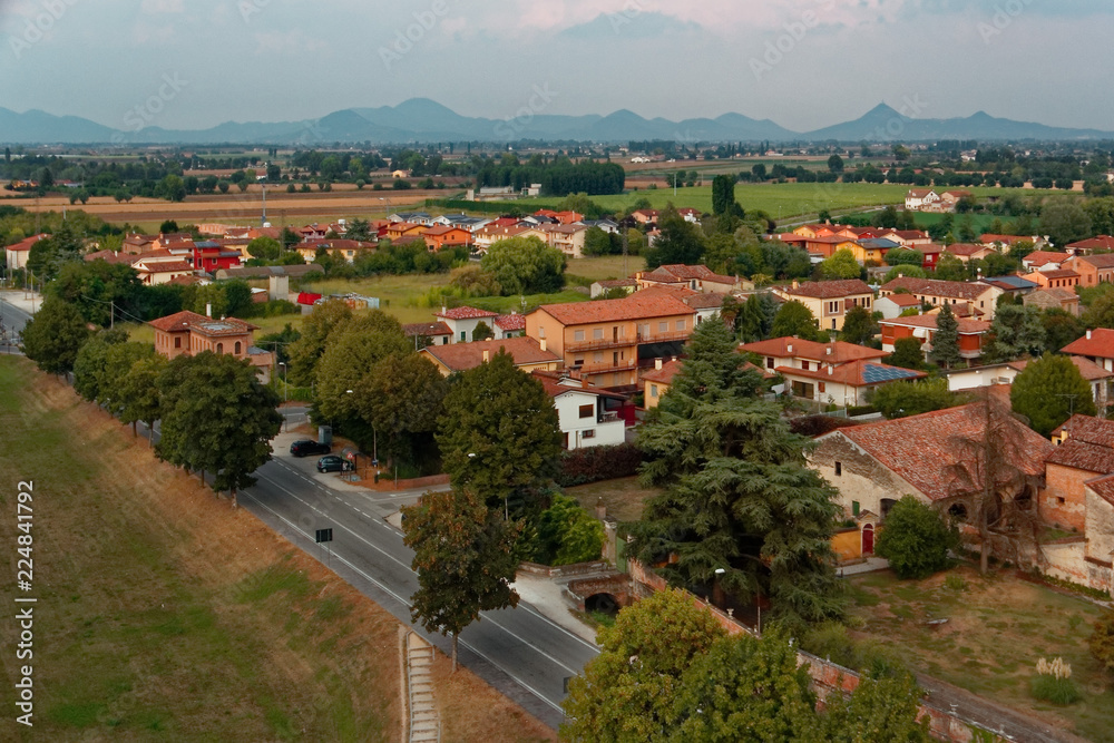 Fototapeta premium Montagnana, Włochy - 24 sierpnia 2018: Panoramiczny widok z wieży miejskiej twierdzy.