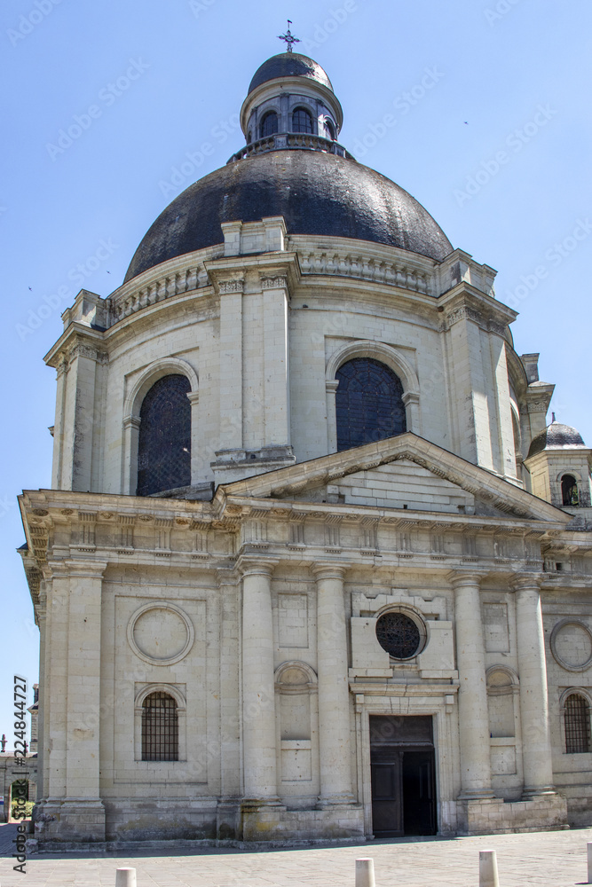Obraz premium Saumur. Façade de l'église Notre-Dame des Ardilliers et la maison de l'oratoire. Maine et Loire. Pays de Loire