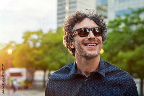 фотографія Happy man wearing sunglasses