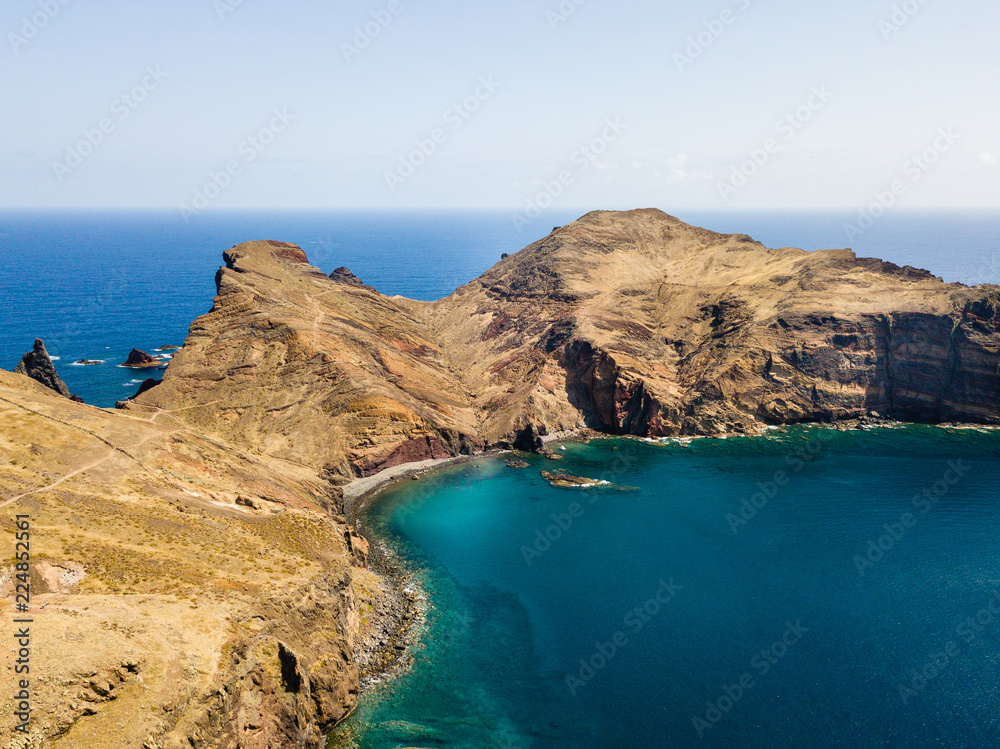 Blick aus der Luft auf Steilküste von Madeira