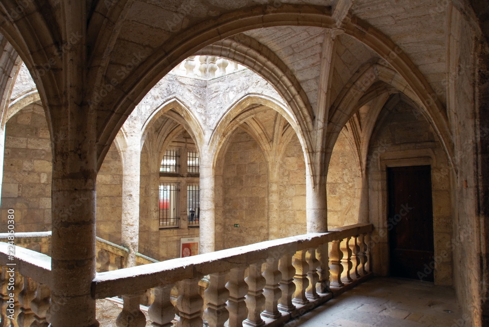 Ville de Pézenas, Hôtel de Lacoste (cour et escalier XVe siècle), département de l'Hérault, France