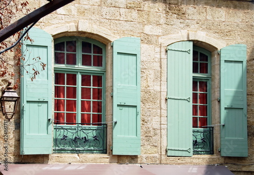 Fototapeta Naklejka Na Ścianę i Meble -  Ville de Pézenas, volets et fenêtres vertes, rideaux rouges, département de l'Hérault, France