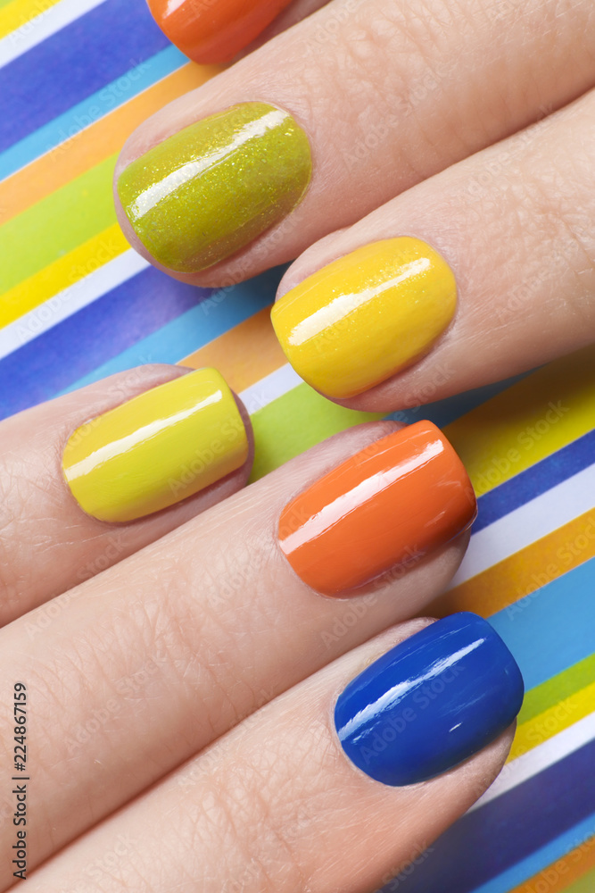 Разноцветный дизайн ногтей яркий
