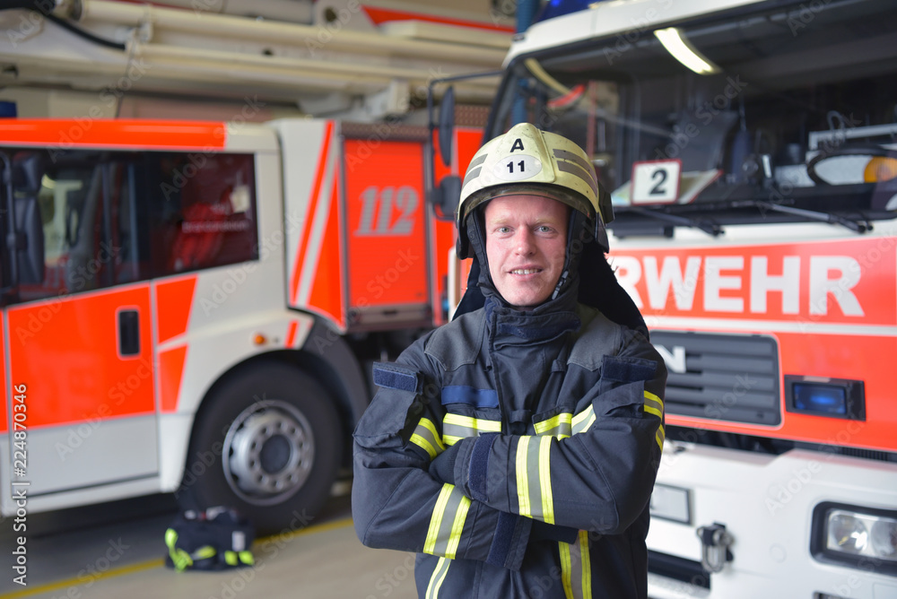 Beruf Feuerwehrmann - Portrait in der Feuerwache vor Feuerwehrfahrzeugen im Depot - Rettungsdienst 112 // firemen in the fire station in front of fire engines in the depot - rescue service Beruf Feuerwehrmann - Portrait in der Feuerwache vor Feuerwehrfahrzeugen im Depot - Rettungsdienst 112 // firemen in the fire station in front of fire engines in the depot - rescue service