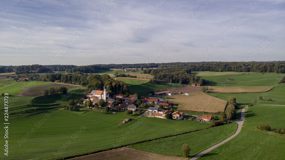 Oberbayerisches Dorf im Sommer - Luftaufnahme