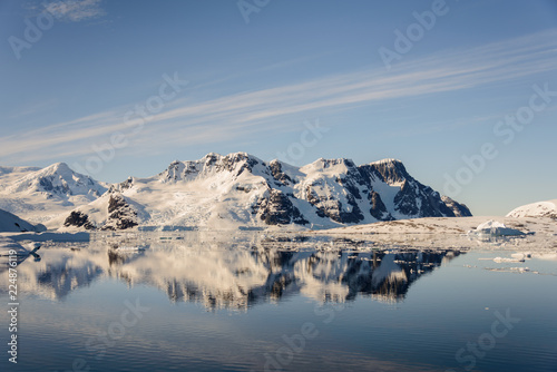 Fototapeta Naklejka Na Ścianę i Meble -  Antarctic landscape with mountains and reflection