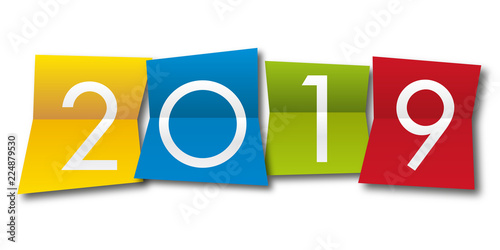 Carte de vœux 2019 avec l’année inscrite sur quatre papiers pliés de couleurs différentes, un jaune, un bleu, un rouge et un vert