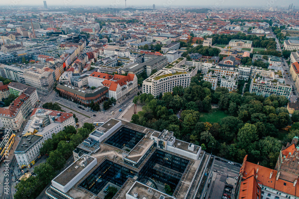 Obraz premium Centrum miasta Monachium Air drone view summer urban photo