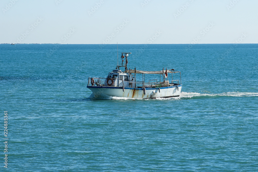 Barco de pesca en alta mar