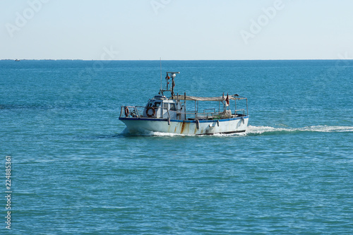 Barco de pesca en alta mar © Adrian