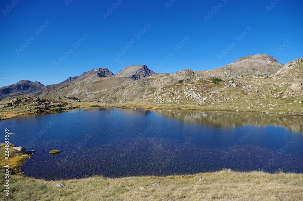 petit lac ou étang bleu de montagne des pyrénées