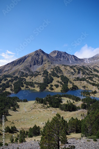 Lac des camporells camporeils et pic Péric dans les pyrénées orientales photo