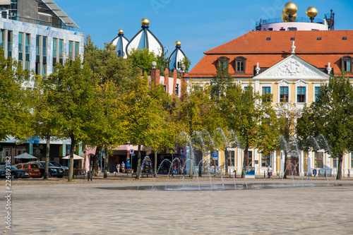 Domplatz in Magdeburg mit Wasserspiel, Springbrunnen, Landtag, Domviertel und Grüner Zitadelle von Hundertwasser 