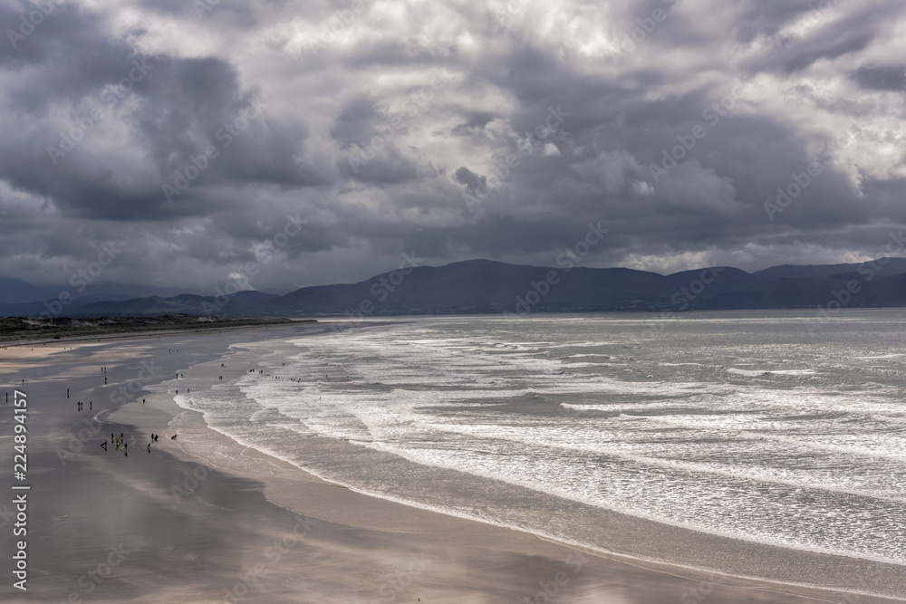 Obraz premium Scenic beach with reflections of the dramatic sky, Dingle Peninsula, Ireland