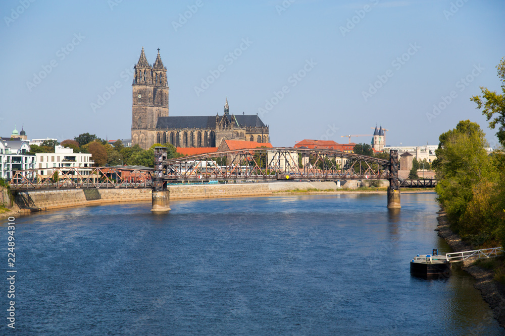 Magdeburger Dom an der Elbe mit Hubbrücke an einem Vormittag im Spätsommer