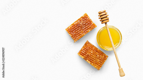 Photo Jar full of fresh honey and honeycombs isolated on white