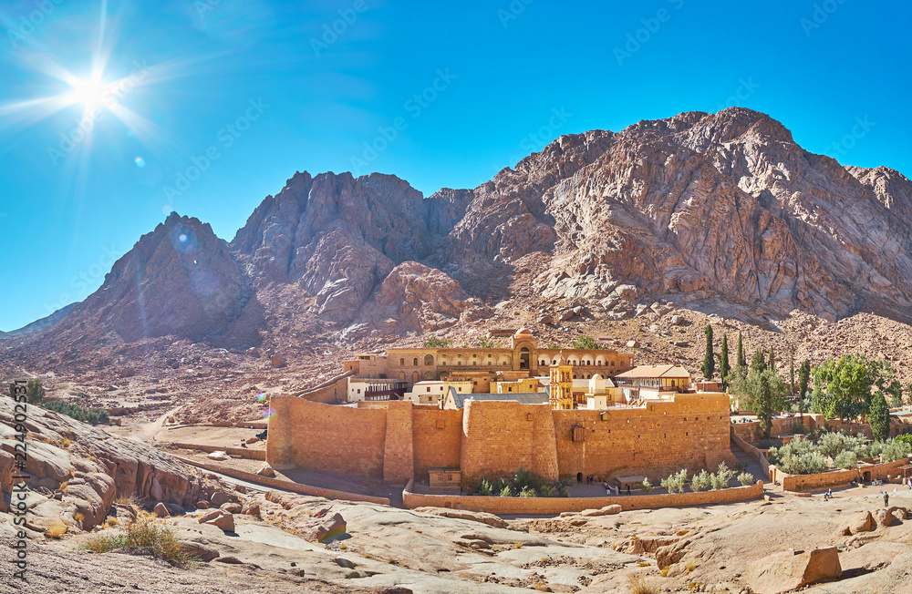 Fototapeta premium Panorama klasztoru św Katarzyny i skalistego pasma górskiego, Synaj, Egipt