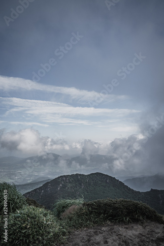 霞がかる九重の山