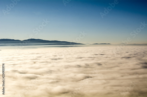 Una vista delle nuvole dall'alto che sembrano un oceano con le montagne che diventano isole 