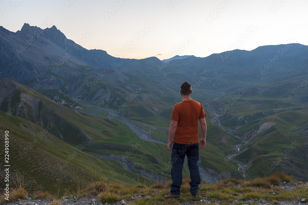 Un homme contemple l'aube dans le Mercantour Un homme contemple l'aube dans le Mercantour