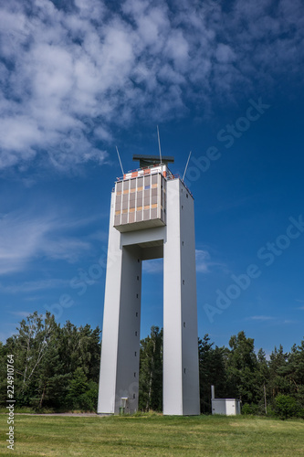 Obraz na płótnie Flughafen-Tower mit Radar Antennen