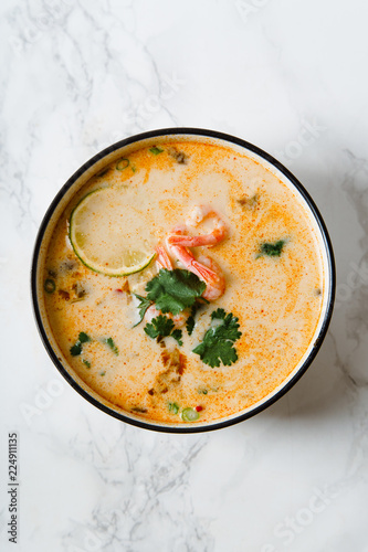 Εκτύπωση καμβά Tom yum soup with shrimps, traditional thai spicy dish served with cilantro and lime slices on marble table