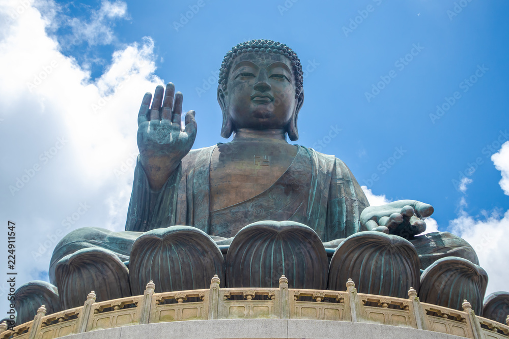 Fototapeta premium Budda Tian Tan, Wielki Budda, Ogromny Budda Tian Tan w klasztorze Po Lin w Hongkongu. Najwyższy na świecie posadzony Budda z brązu na zewnątrz, znajdujący się w Ngong ping 360.