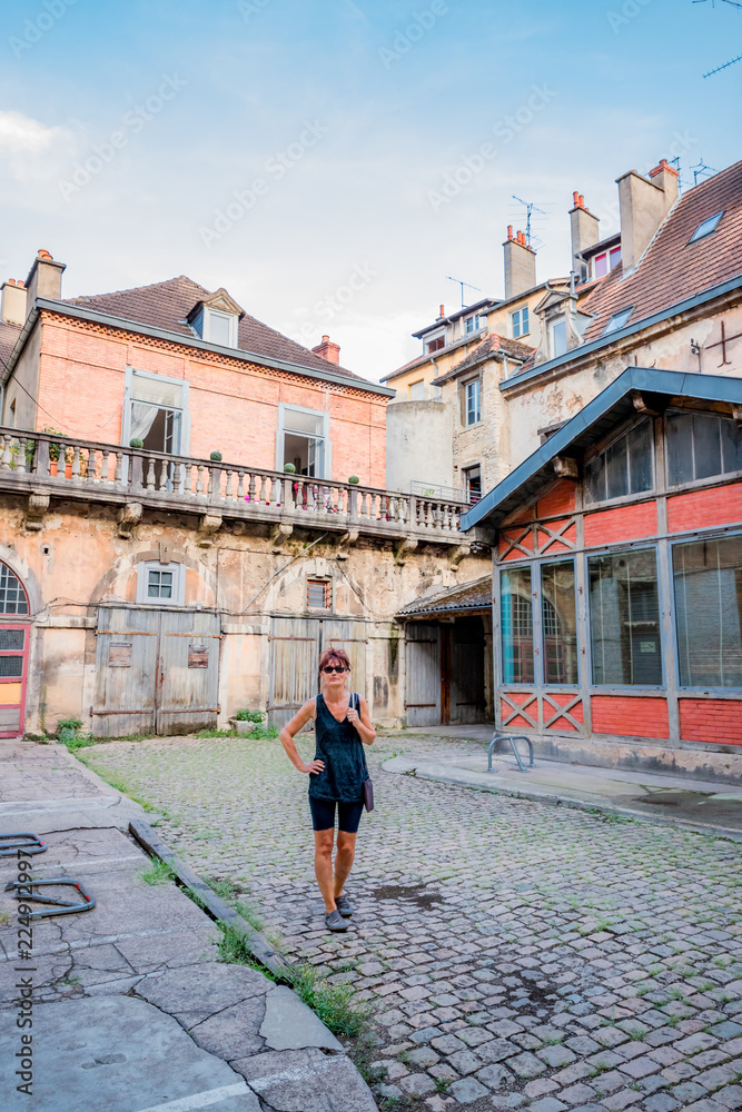 Femme dans les rues de Dijon