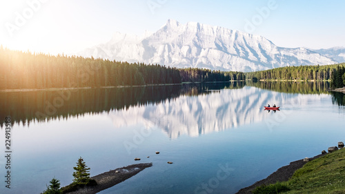 Rotes Kanu auf dem Two Jack Lake Banff Kanada