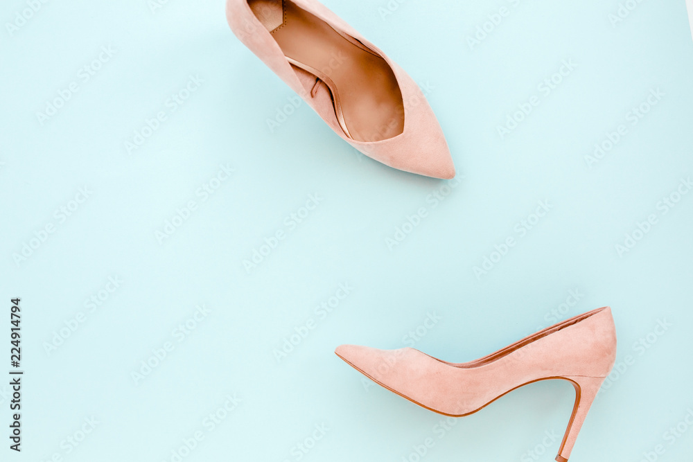 Foto Stock Pastel pink women high heel shoes on blue background. Flat lay,  top view trendy fashion feminine background. Beauty blog concept. Fashion  blog look. | Adobe Stock