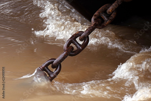 Ankerkette im strömenden Wasser photo