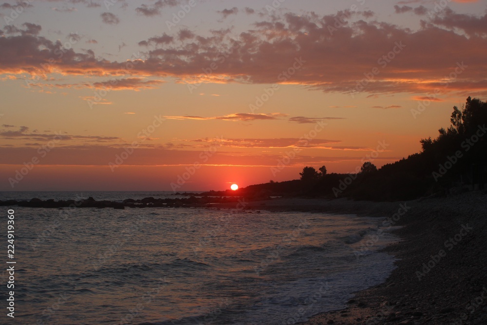 Obraz premium Beautiful sunset at Riza beach at the region of Preveza in Greece, in a cloudy day