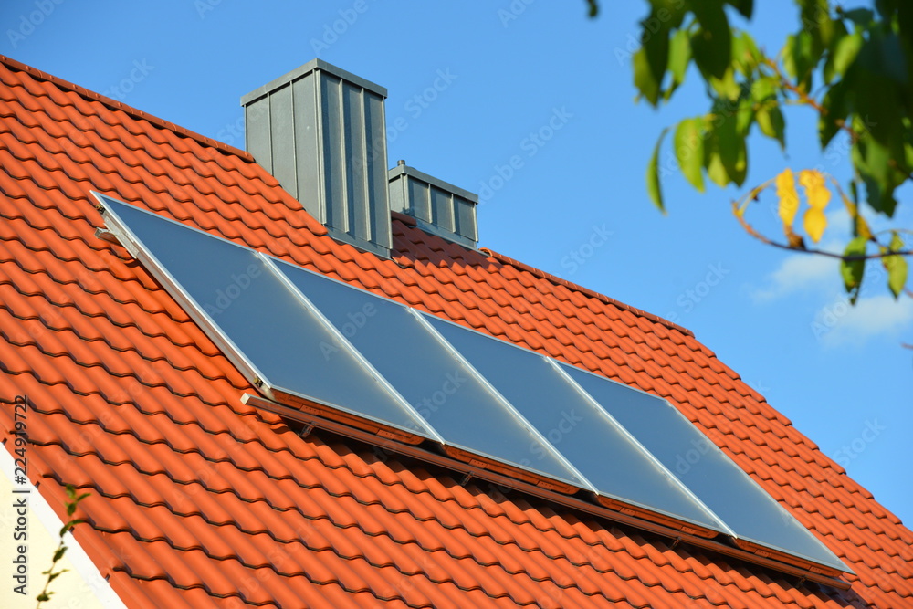 Solaranlage auf dem Dach eines Wohngebäudes mit neuem Metallverkleideten Schornsteinen foto de