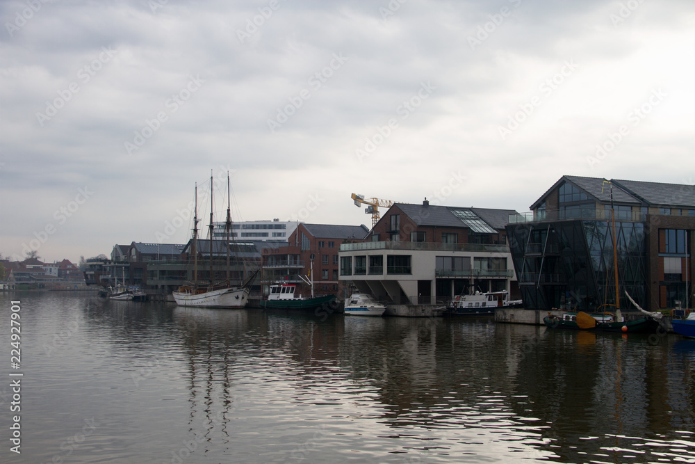 häuserreihe am flussufer der stadt leer deutschland fotografiert während einer sightseeing tour in der stadt leer deutschland häuserreihe am flussufer der stadt leer deutschland fotografiert während einer sightseeing tour in der stadt leer deutschland