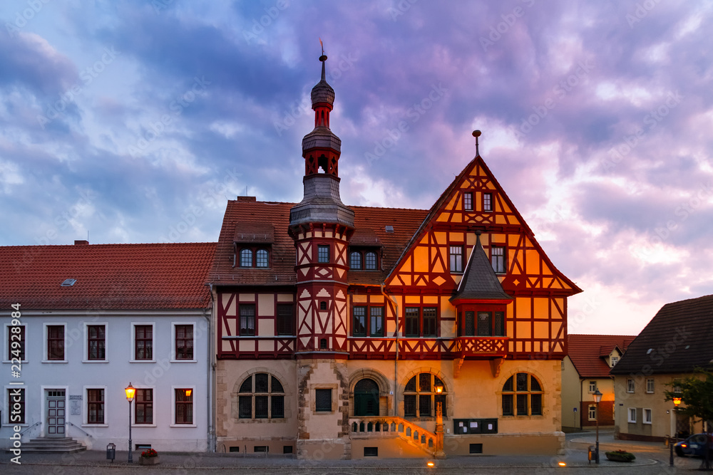 historisches Rathaus Harzgerode im Sonnenuntergang historisches Rathaus Harzgerode im Sonnenuntergang