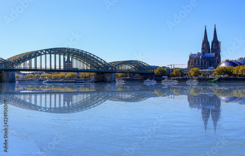 K  lner Rheinufer mit Spieglung des Doms im Wasser von Norden
