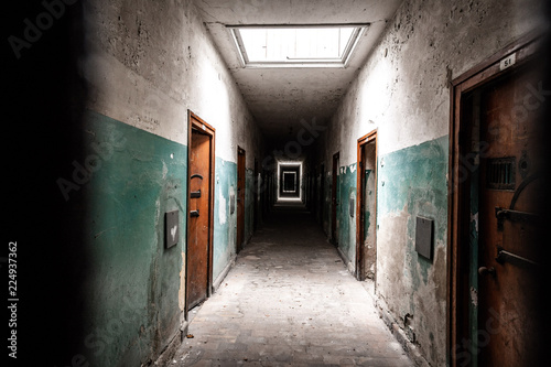Schilderij op canvas An old corridor of a creepy prison abandoned a long time ago.