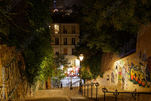 Obraz Paryż, Francja - 22 sierpnia 2018: Schody, światła i zabytkowe budynki na Montmartre w nocy