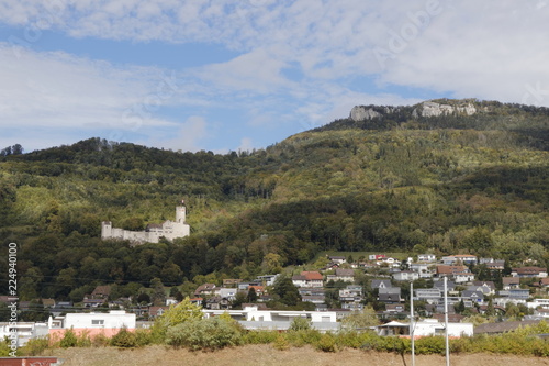Berg Panorama mit Schloss Neu Bechburg Oensingen