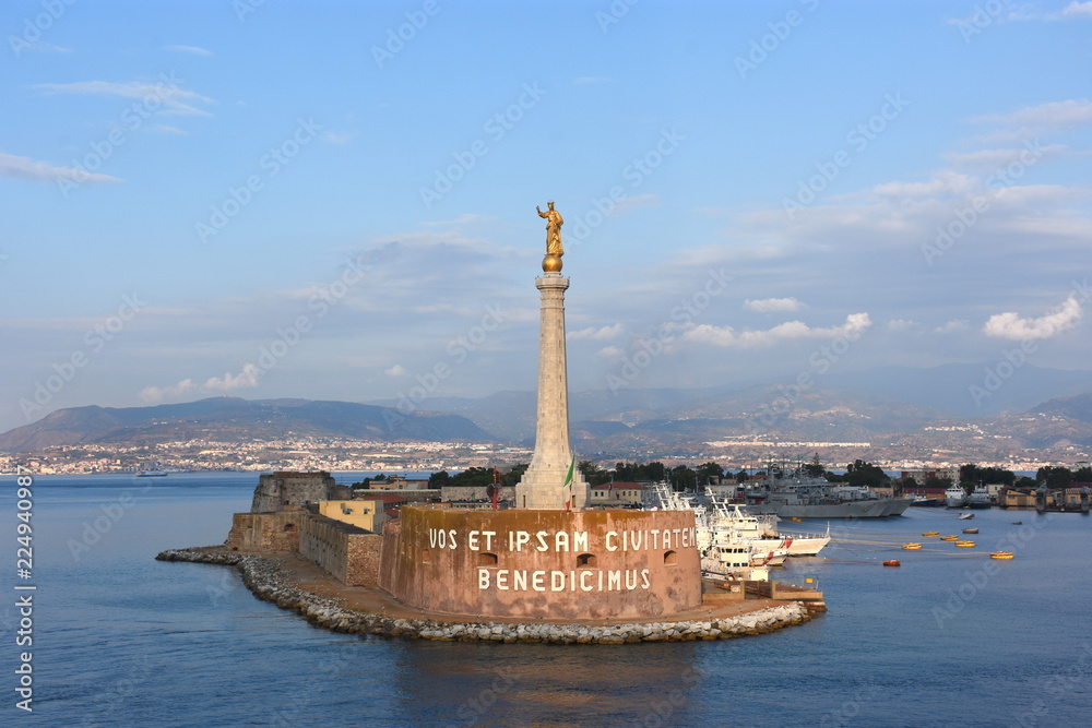 Statue de la Madonna della Lettera au port de Messine (Sicile)