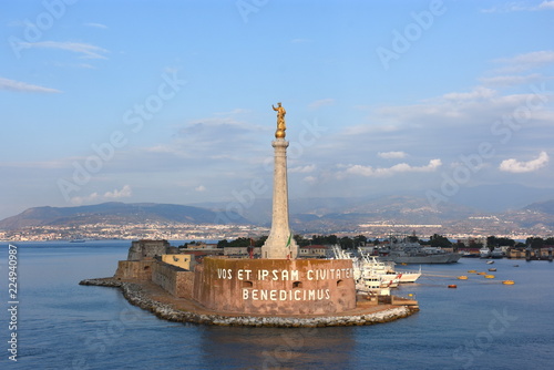 Statue de la Madonna della Lettera au port de Messine (Sicile) photo