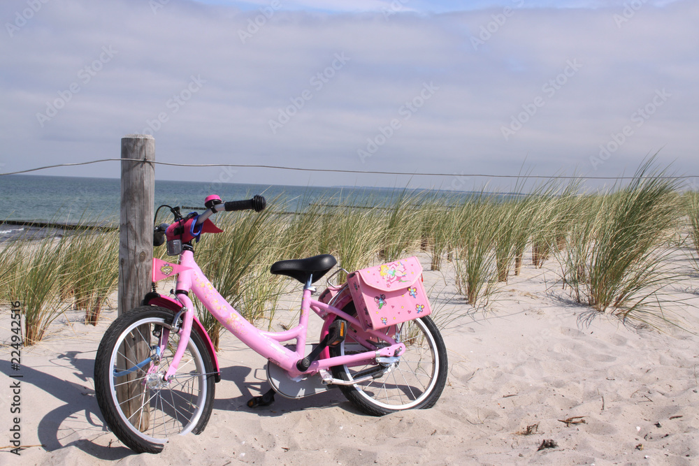 Fototapeta premium Childrens bike in the dunes
