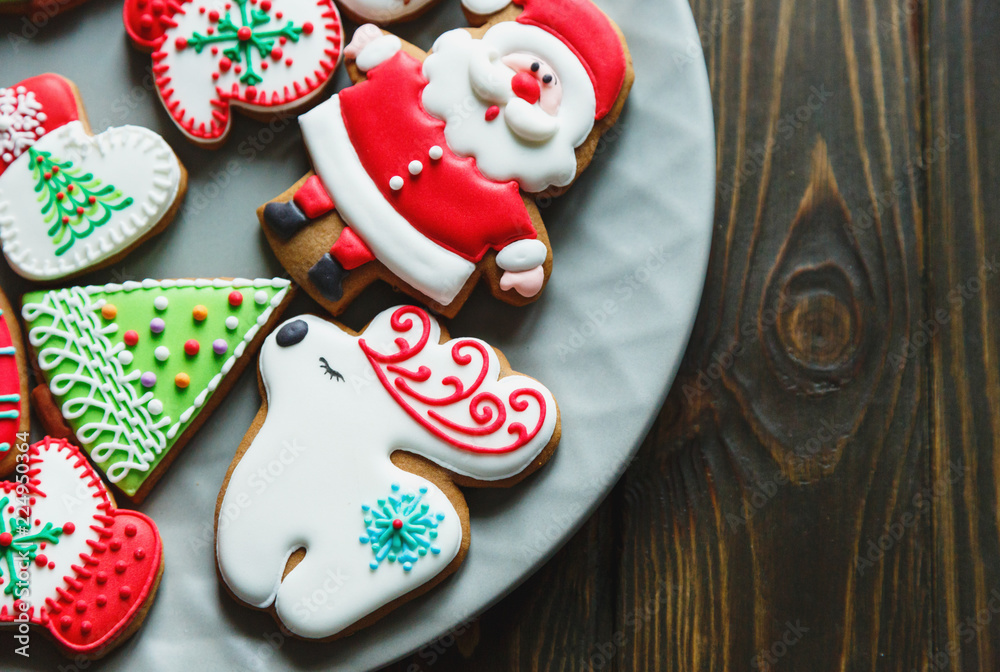 Obraz premium christmas homemade gingerbread cookies, spices on dark background, top view. holiday, celebration and cooking concept. new year and christmas postcard