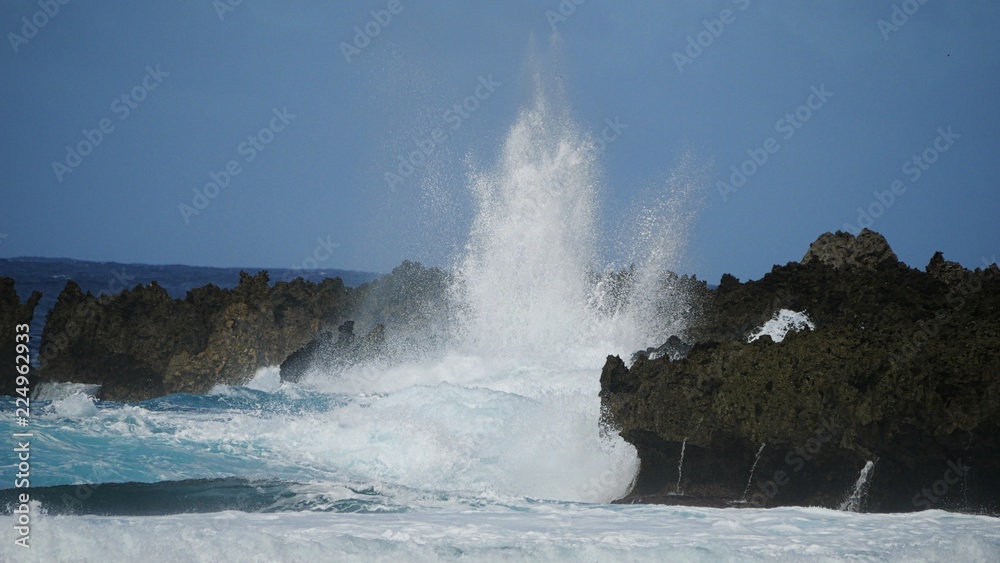 Obraz premium Huge waves slapping against sharp cliff lines create an amazing view