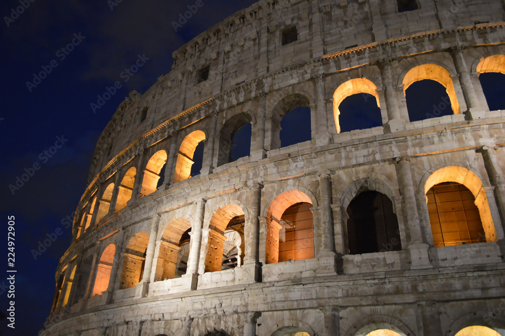 Fototapeta premium Bright lights that accompany the Roman Colosseum