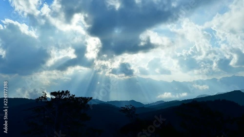 大台ケ原 日出ヶ岳で見た神々しい光芒情景