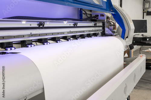 Foto Blank paper roll in large printer format inkjet machine for industrial business