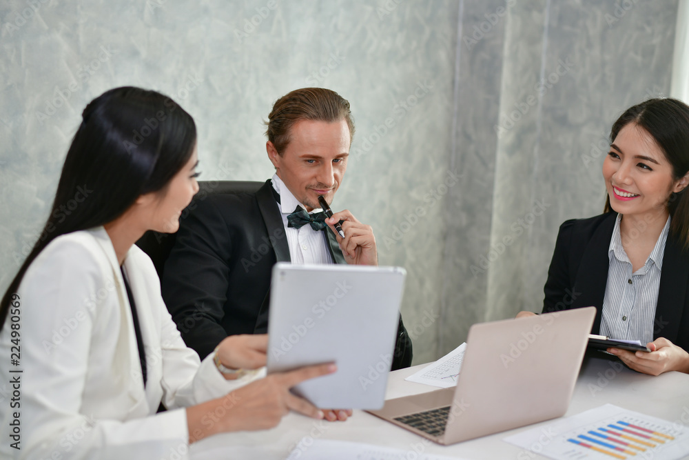Obraz premium Business Concepts. Businessman is working in office. Business People work happily and relax. The businessmen are serious. Businessmen, they talk and communicate.