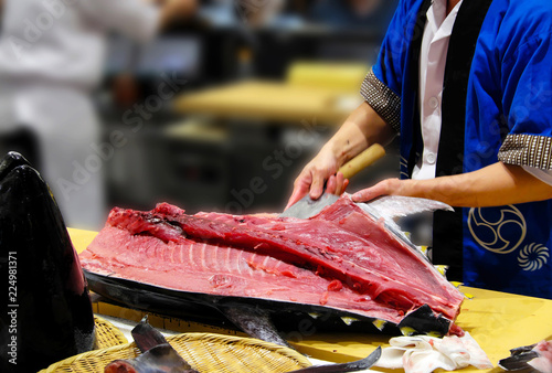 Foto The chef cutting tuna in restaurant