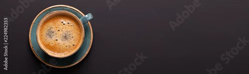 Obraz Filiżanka kawy na czarnym tle. Skopiuj miejsce Widok z góry. Leżał płasko. Panorama